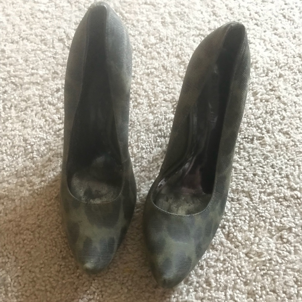 Giani Bini olive green leopard print pumps